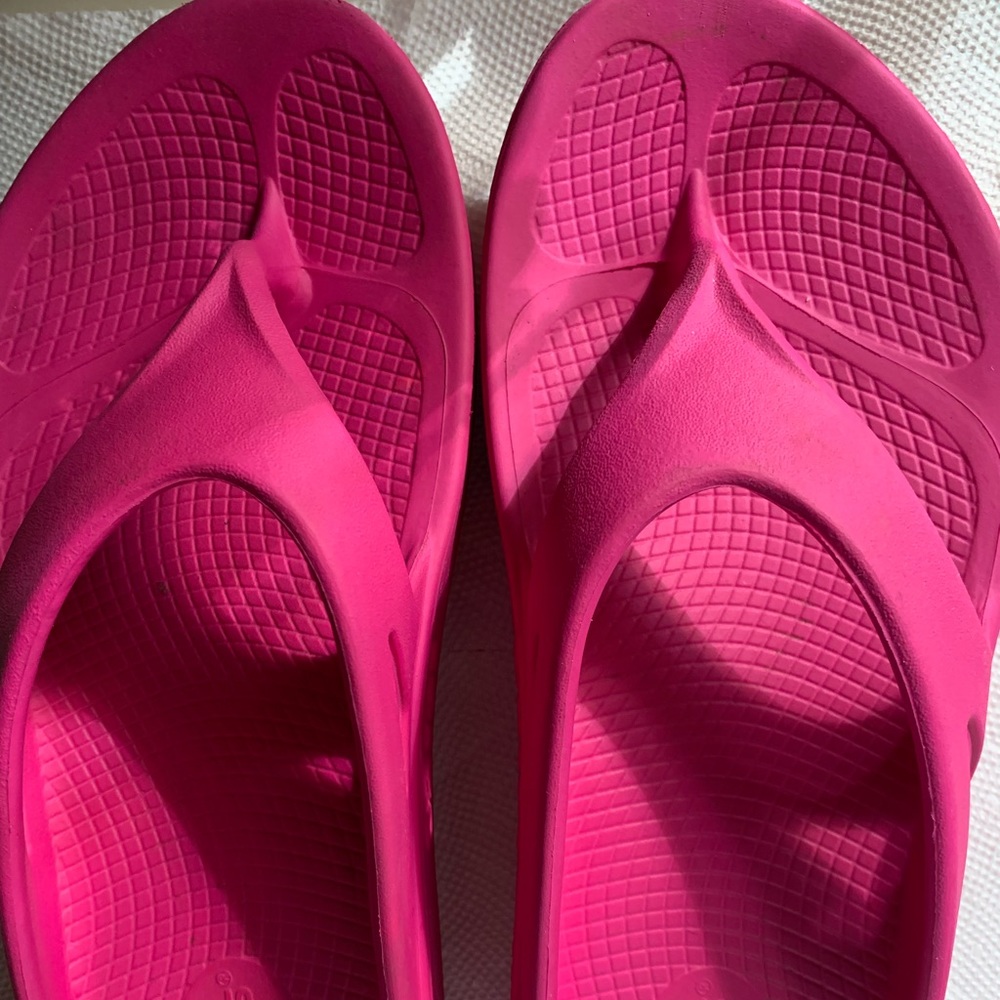 OOFOS Pink Toe Post Recovery Sandals Women’s 9, Men’s 7
